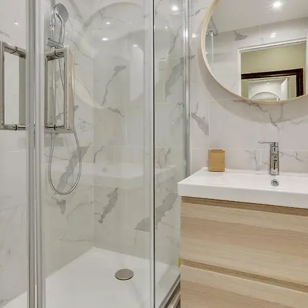 Beautiful And Spacious Flat In Trendy Oberkampf *