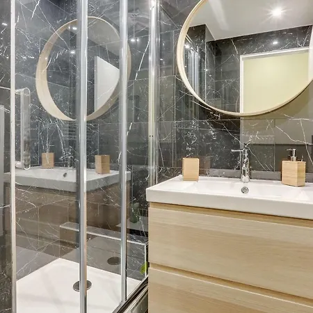 Beautiful And Spacious Flat In Trendy Oberkampf شقة *